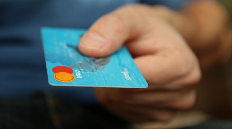 Los peruanos gastarán entre el 30% y el 40% por encima de sus ingresos en diciembre según Equifax