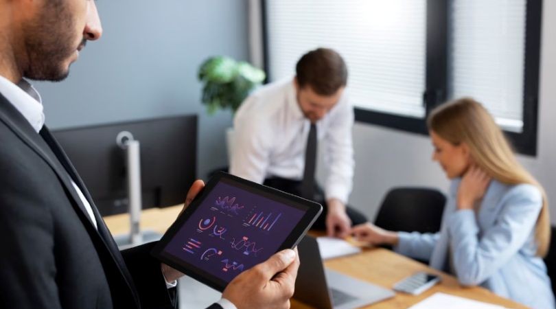 CEO de Burson advierte: Sin optimización de motores generativos (GEO), tu marca es invisible para la IA