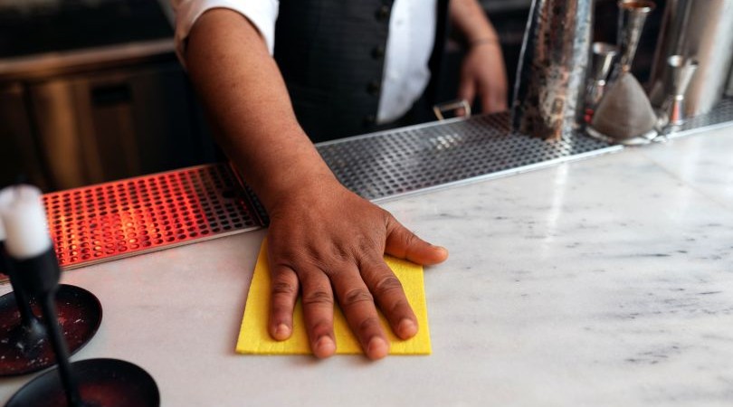 Cinco hacks de limpieza clave para garantizar la inocuidad en restaurantes