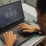 Crear contenido con IA: cómo evitar que tu marca suene igual a la competencia