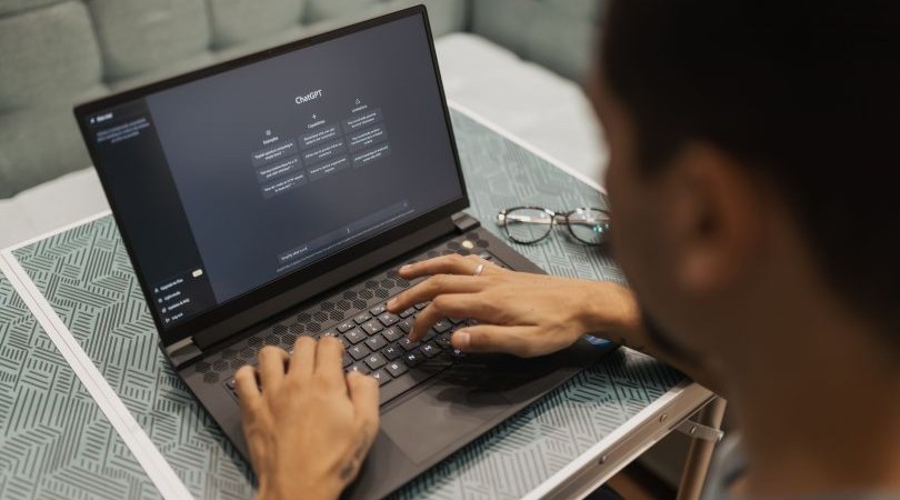 Crear contenido con IA: cómo evitar que tu marca suene igual a la competencia